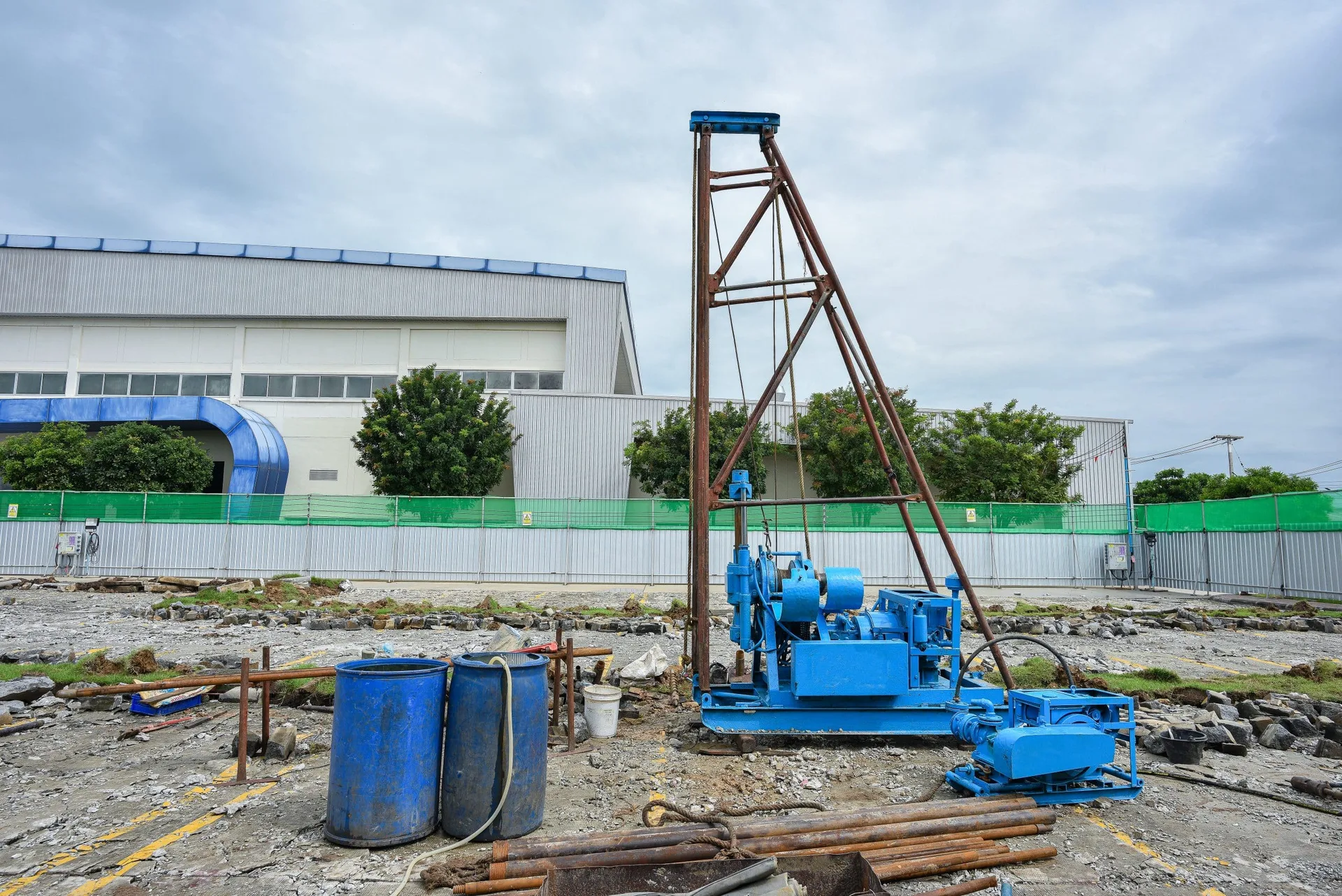 Construction,Workers,Assembly,Rig,And,Machine,For,Soil,Investigation,Works